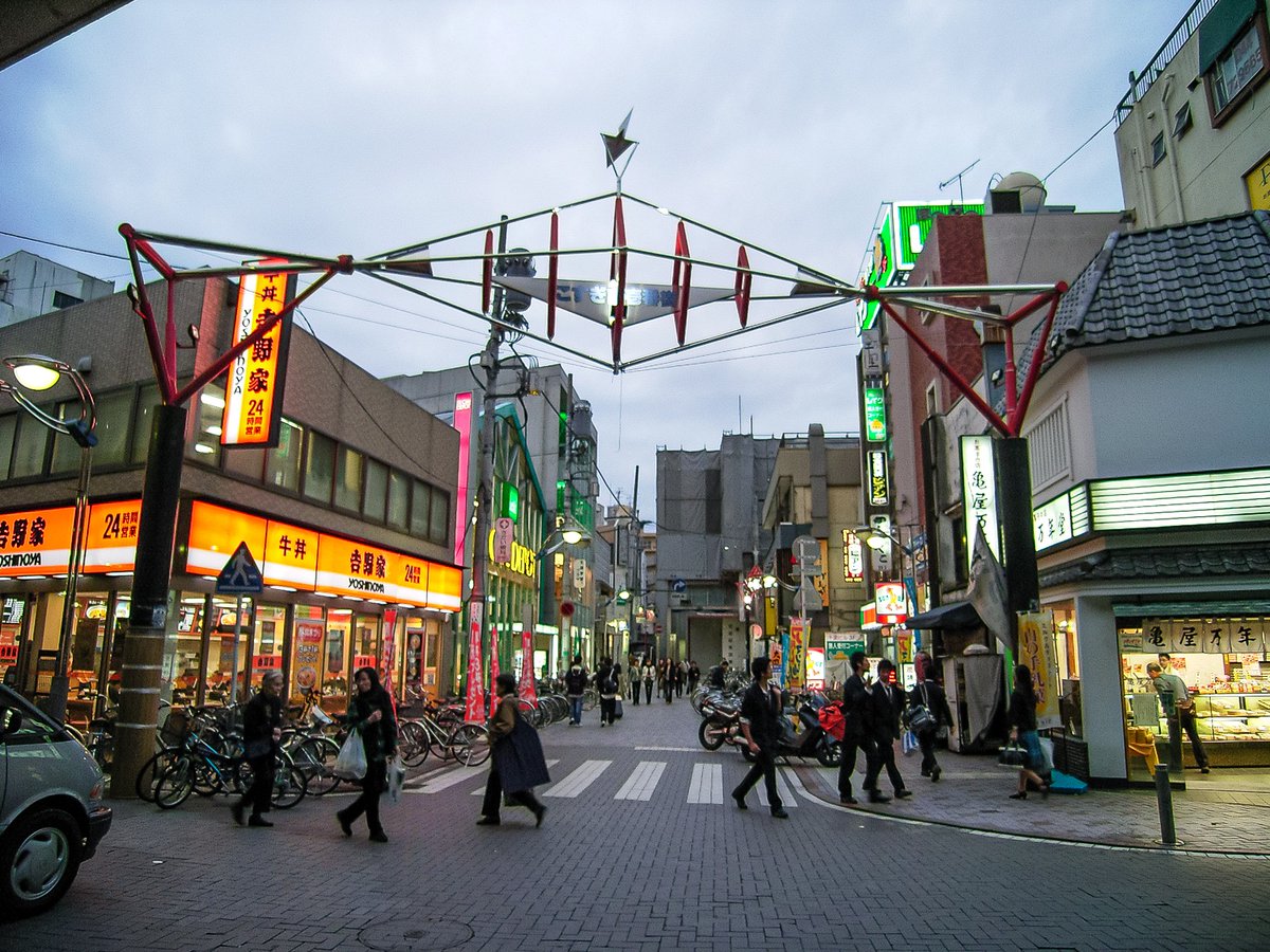 三日画師 東急東横線武蔵小杉駅の東急口 この写真の風景をみて 武蔵小杉 も変わったなぁ と思っていたが その後ここはさらに変貌してこすぎコアパークとなっている 武蔵小杉駅前通り商店街気前通り商店街 こすぎ南壱番街 04年10月23日撮影