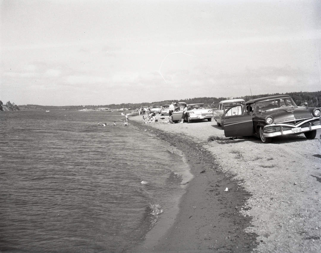 beatoninstitute's tweet photo. Happy #CanadaDay to our followers! π¨π¦ What are your plans for the day? #CapeBreton #cbsummer
Sandbar at East Bay, 1959. Photograph by Abbass Studios Ltd. A-4498.2. https://t.co/NdLyox588e