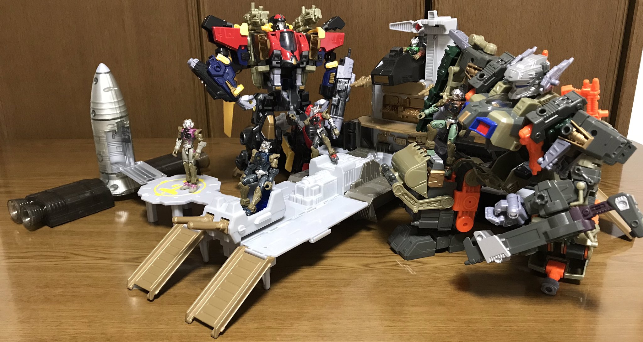Y Hammar オマケ2 ブラックディーンとダーク アーサーの愛機の黒バージョンということで ダークに似合いそう ゼット兄さんやソロモンを乗せるのもいいかな ミクロマン レッドパワーズ ロボットマン T Co Ua3ipkkqij Twitter