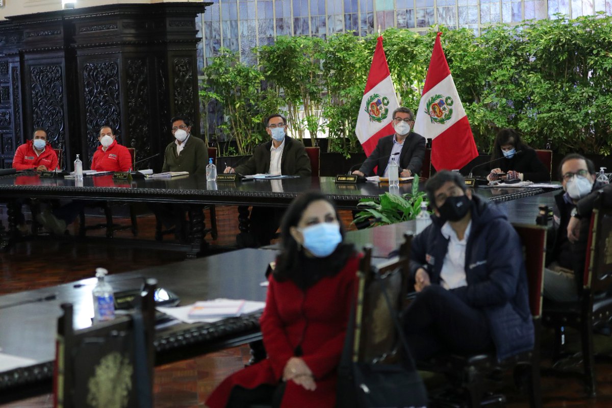 pcmperu's tweet image. AHORA | El presidente @MartinVizcarraC y el premier @VicAZeballos lideran una nueva sesión del Consejo de Ministros. Junto a los titulares de sectores evalúan las acciones del Ejecutivo en el marco de la prórroga del Estado de Emergencia Nacional por el #COVID19.
#PrimeroMiSalud