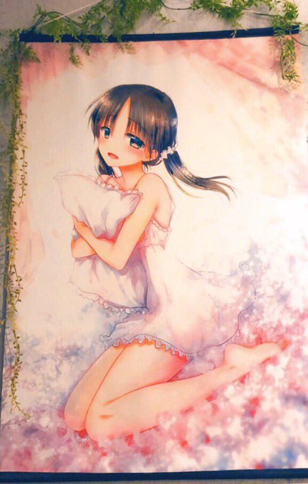 イラスト展の唯ちゃんタペストリー、100均のフェイクグリーン付けて飾ってるんだけどオシャレだしめちゃくちゃ癒しになるのでオススメ。天使 