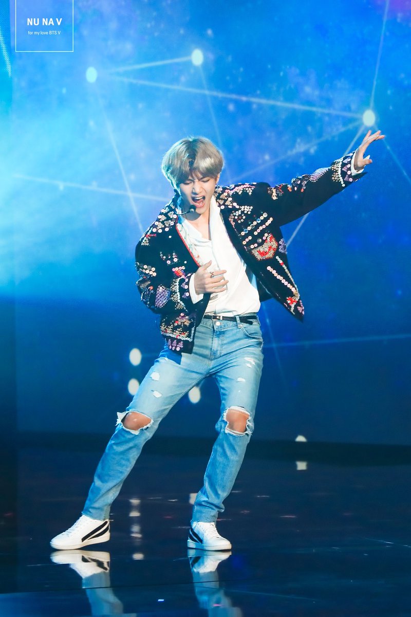 Again - Taehyung’s isolations are part of his strengths and he plays with that quite well, especially his limbs. He makes use of these to make art with the space and floor pattern. Look how nice these are 