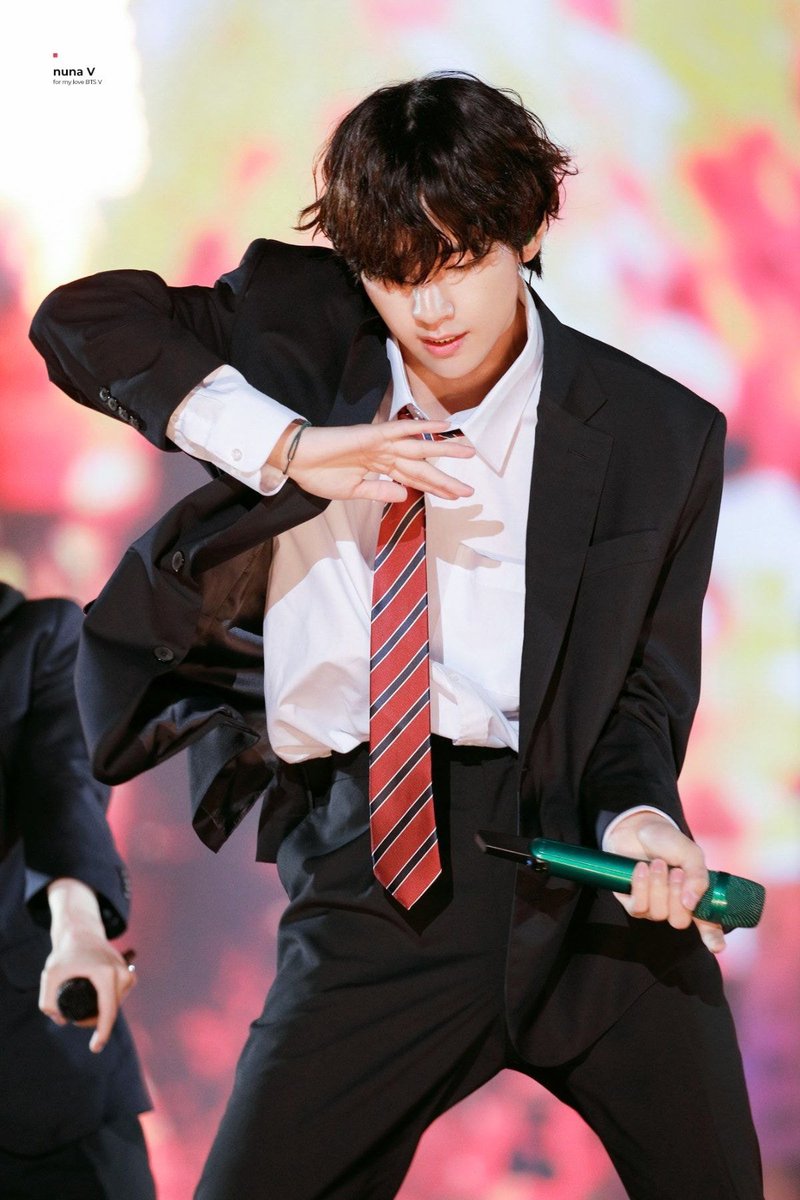 Meanwhile, for his softer, more flowy movements, Taehyung does a lot of arching - sideways, forward or backward - to emphasize the curves and slopes of his build. Yes to that S line  mind that it’s easy to be too relaxed and not push effort in their curvature.