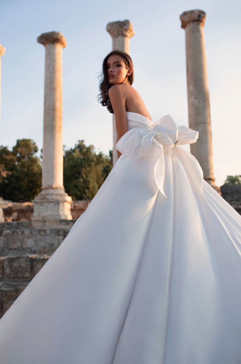 pninatornai's tweet photo. Showing off the bow on #RealCollection #Style4816!
Available @KleinfeldBridal
Photo: Alexander Lipkin
Makeup: Ortal Elimeleh
Hair: Benjamin Ruimi https://t.co/R6u85A3i0P