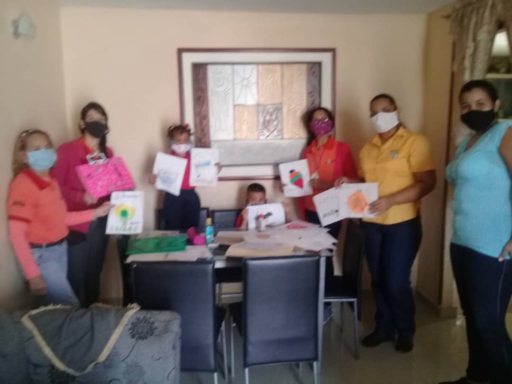 FrnsEdobolivar's tweet photo. Con la modalidad de estudios a distancia, docentes visitan a niños y niñas para el cumplimiento pedagógico; junto a sus padres y cumplir con el programa
#CadaFamiliaunaEscuela
@NicolasMaduro 
@magallyvina 
@FNNSimon 
@JustoNogueraP
@AnglicaBarroso2 
@PrensabolivarG 
@BolivarZe https://t.co/F5AUcn3Mez