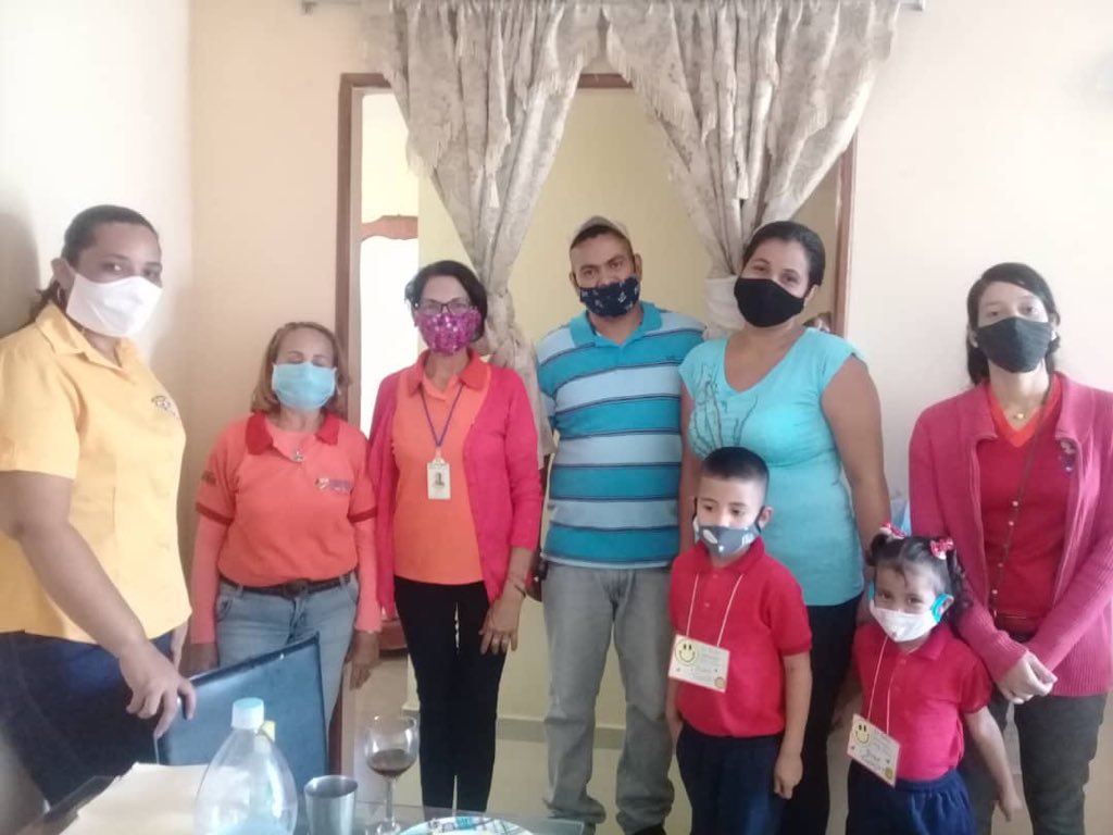 Con la modalidad de estudios a distancia, docentes visitan a niños y niñas para el cumplimiento pedagógico; junto a sus padres y cumplir con el programa
#CadaFamiliaunaEscuela
<a href="/NicolasMaduro/">Nicolás Maduro</a> 
<a href="/magallyvina/">Magaly Gutiérrez</a> 
<a href="/FNNSimon/">Fund. El Niño Simón</a> 
<a href="/JustoNogueraP/">Justo Noguera Pietri</a>
<a href="/AnglicaBarroso2/">Angélica Barroso</a> 
@PrensabolivarG 
<a href="/BolivarZe/">Centro de Desarrollo Calidad Educativa Bolivar</a>