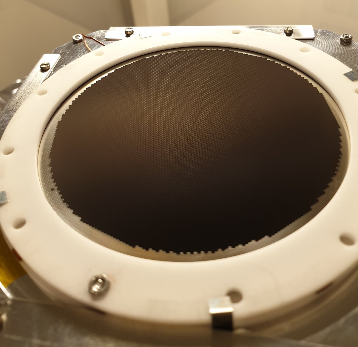 Let's zoom on the MCP plate. You should be able to see the canals arranged as a 2D lattice. (6/n)