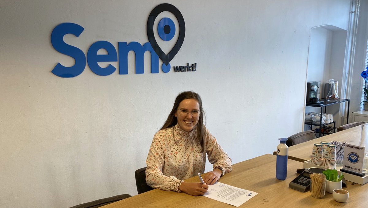 SemWerkt's tweet photo. "Je moet schieten, anders kun je niet scoren", zo schreef zij zelf in haar sollicitatiebrief. Vandaag is Nienke dan ook officieel begonnen als Jr. SEA Specialist. Welkom Nienke! https://t.co/V6ajvboDS1