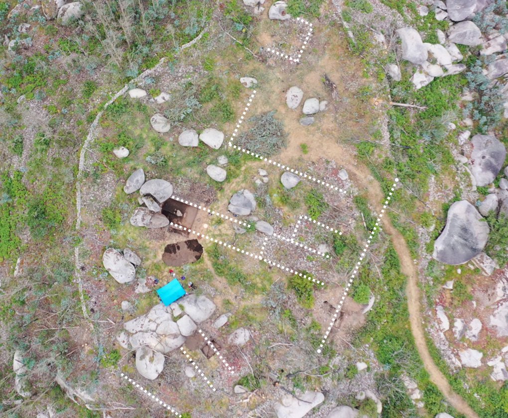 The features at the Castelo de Portomeiro are some kind of missing link between the urbanism of Galaicoroman hillforts and the medieval castles, occupied for two times. Take an aerial look to the trench and the today's visible remains (without digging!)  #HillfortsWednesday