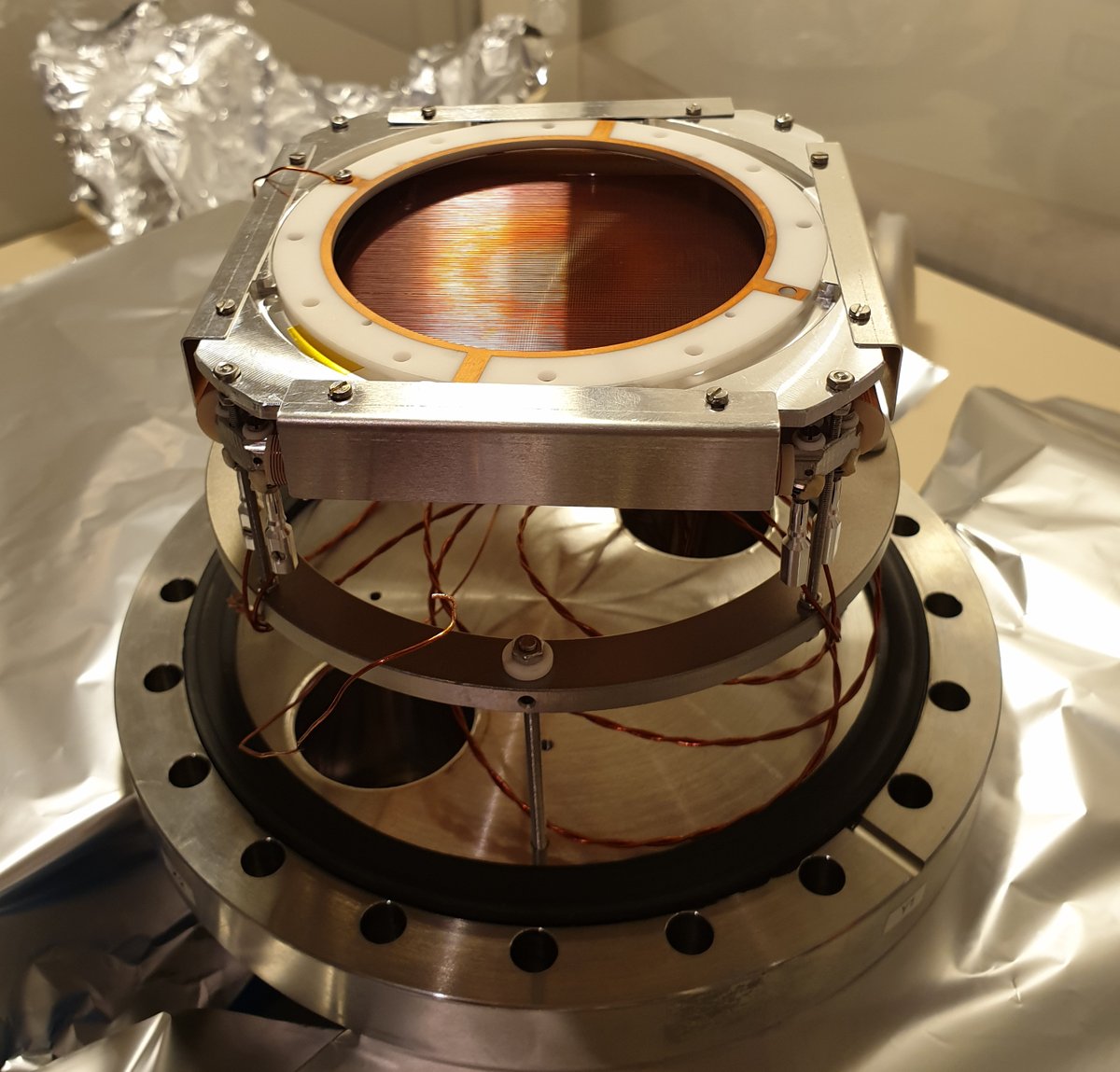 The delay lines are arranged in a 2D grid. This allows us to detect the position of the impact in the MCP plane. The third coordinate is obtained by using the mean impact time. Here is a view of the delay lines grid below the MCP plate. (11/n)