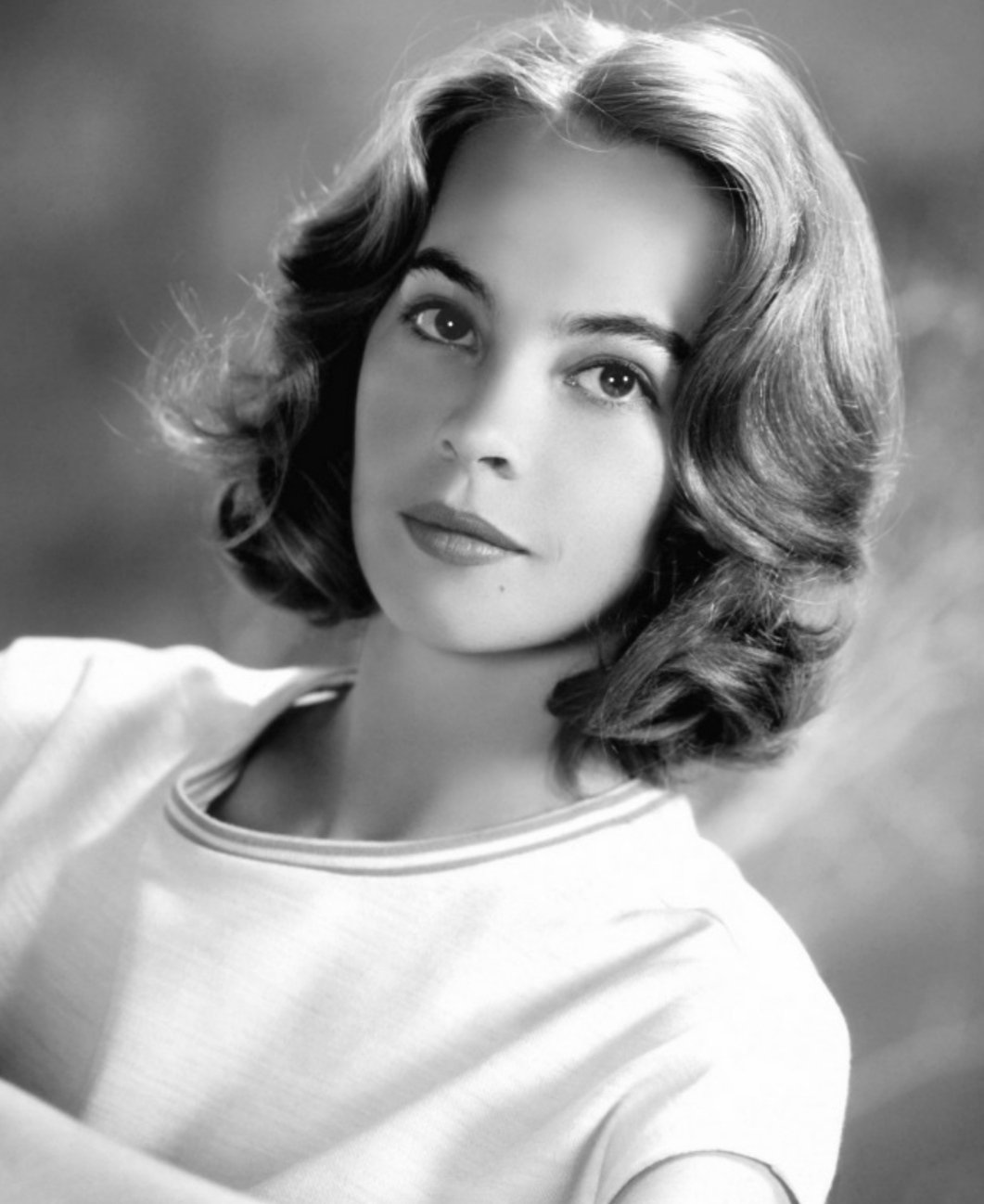 Happy birthday Leslie Caron, who celebrates 89 years today! 