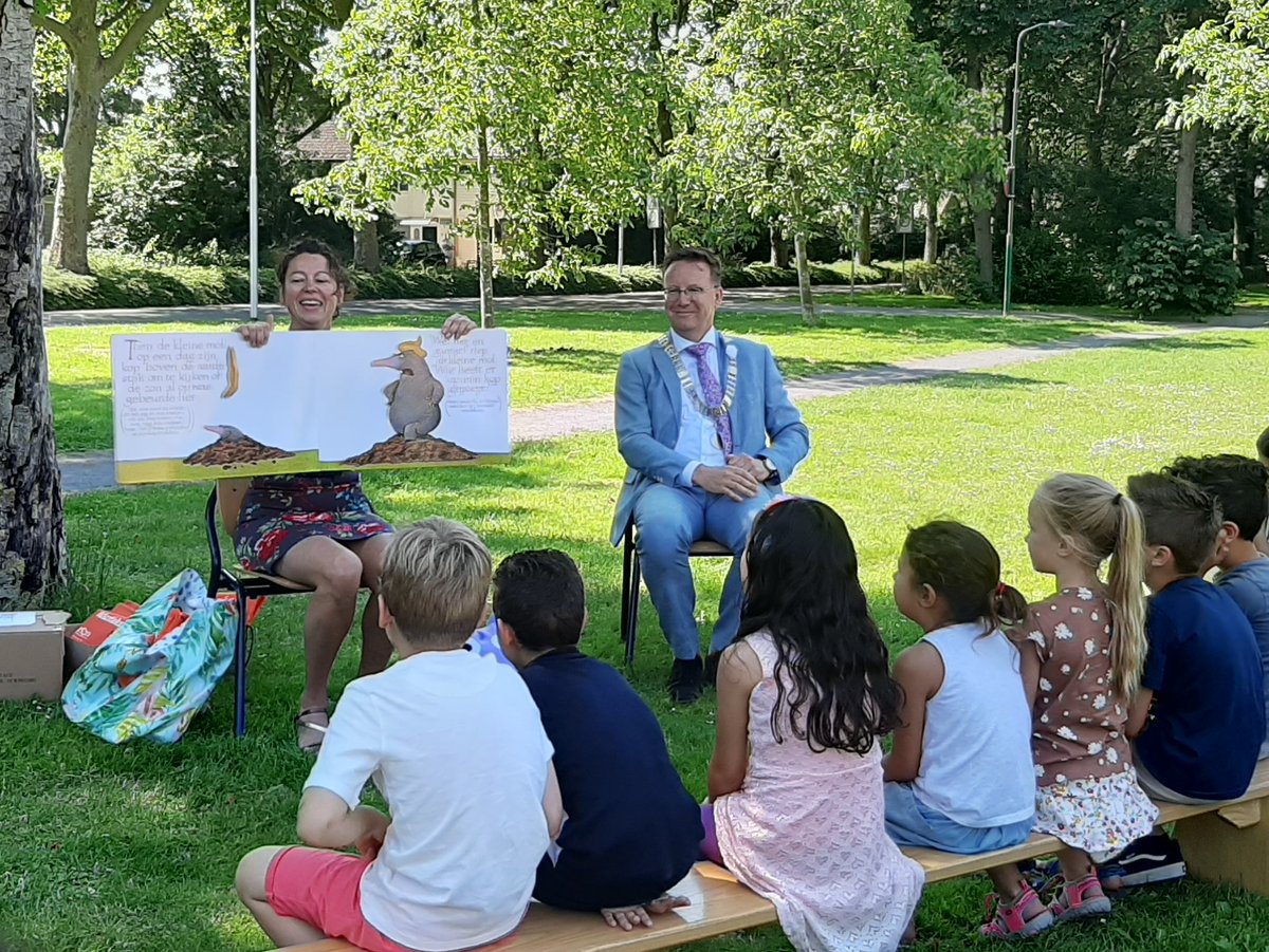 Burgemeester Patrick van Domburg opent Zomerlezen met Bip

Op vrijdag 26 juni heeft burgemeester Patrick van Domburg aan de kinderen van Kindcentrum WIJ Zomerlezentasjes uitgereikt. Klik hier voor meer...
ow.ly/r25Y50AmZa9