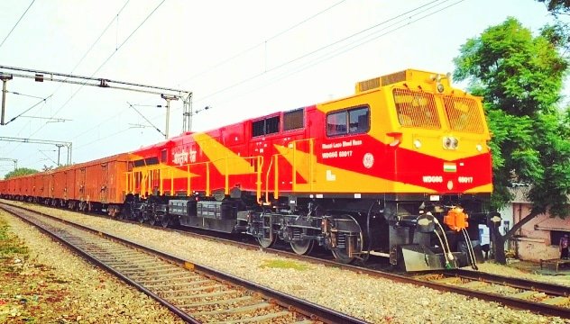 TheRailVlogs's tweet photo. The most powerful diesel engine Of Indian Railways #WDG6G @RailMinIndia @200journeys @TheRailzone https://t.co/Ymu45G0Nih