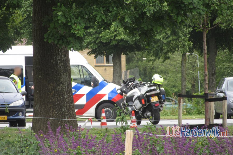 Politiecontrole op de parkeerplaats aan de Parkweg in #Harderwijk. 112Harderwijk.