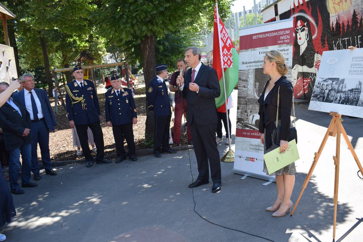 BelarusVienna's tweet photo. Часовы павераны 🇧🇾 ў 🇦🇹 Андрэй Лазовік на адкрыцці выставы з нагоды Дня незалежнасці 🇧🇾: Памяць пра тых, хто загінуў за свабоду  Радзімы, удзячнасць за іх подзвіг, разуменне значэння Перамогі – найважнейшыя духоўныя каштоўнасці, фактары, якія аб'ядноўваюць грамадзян🇧🇾
@BelarusMID https://t.co/K917MBls7l