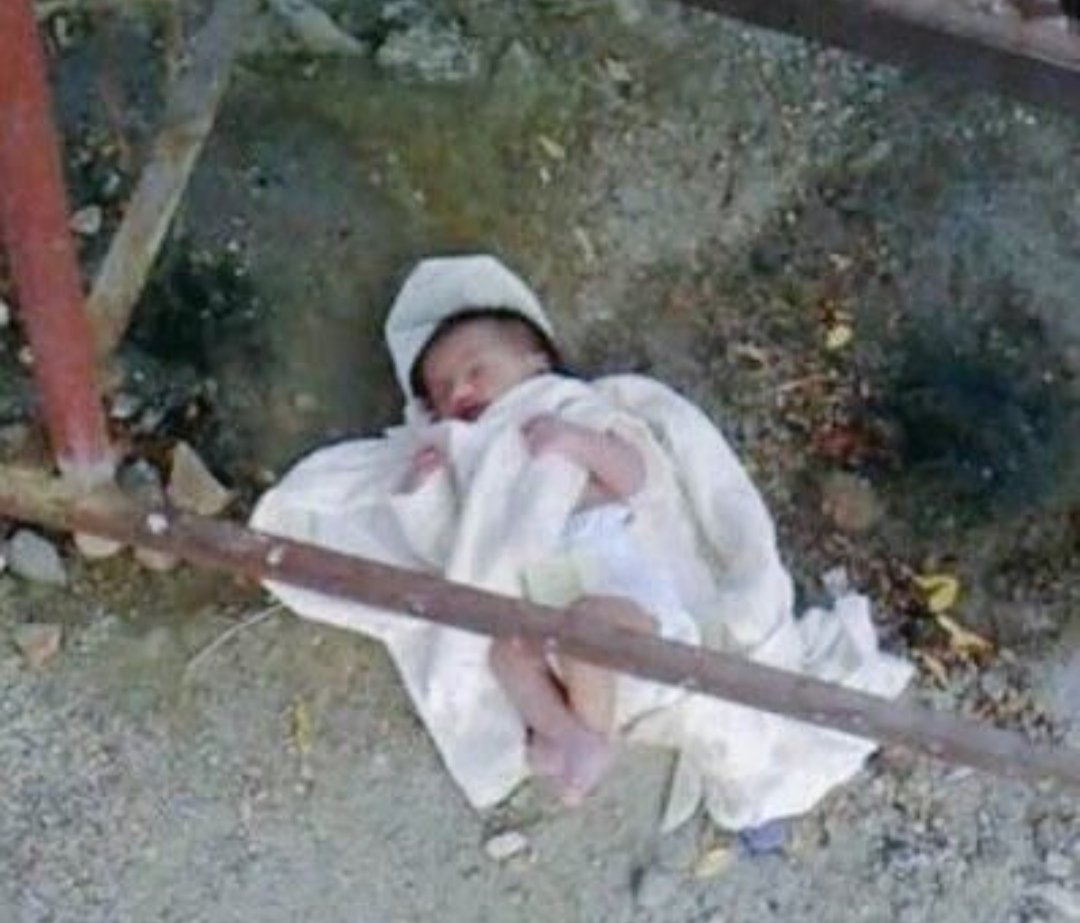 #ولا_متخذات_اخدان
أنا لستُ لقيطِ:
أنا الحب الكاذب الذي تخلى عنه إثنان عند منتصف الوعد وتركوني وحيداً على رصيف المعاناة !
أنا الوعد الذي قطعه ذكر وصدقته أنثى مراهقة ،أنا الحب الذي تركتموه خلفكم على رصيف الاحتضار، أنا ضحية علاقة محرمة من ذكر وأنثى وسيٌحاسبهم الله.