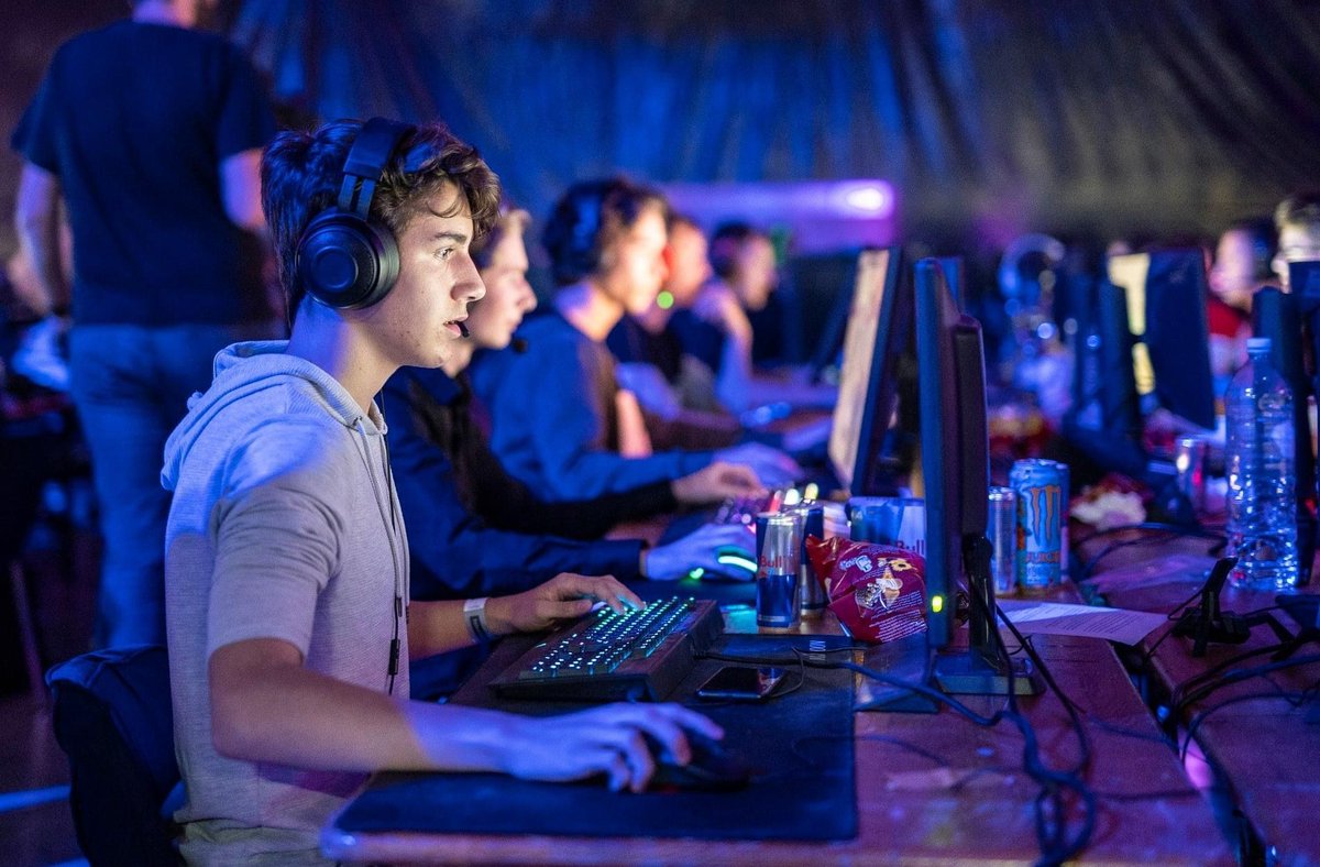 Morje gamerjev, čez dva vikenda v Celju. Prijavi se zdaj na enega 8 ešportnih turnirjev, na enega promocijskih turnirjev, gamejam ali se pridruži dogajanju kot obiskovalec! Več na bit.ly/2NF9QGV!