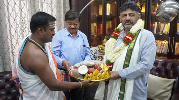 INCKarnataka's tweet photo. 'ಪ್ರತಿಜ್ಞಾ' ಕಾರ್ಯಕ್ರಮ ಯಶಸ್ವಿಯಾಗಿ ನೆರವೇರಲಿ ಎಂದು ಪ್ರಾರ್ಥಿಸಿ,

ಧರ್ಮಾಧಿಕಾರಿ ಶ್ರ�� ವೀರೇಂದ್ರ ಹೆಗ್ಗಡೆಯವರಿಗೆ ಶ್ರೀ ಧರ್ಮಸ್ಥಳ ಮಂಜುನಾಥ ಸ್ವಾಮಿಗೆ ವಿಶೇಷ ಪೂಜೆ ಸಲ್ಲಿಸಿ, ತಮ್ಮ ಕಾರ್ಯದರ್ಶಿ ಕೃಷ್ಣಾಸಿಂಗ್ ಮೂಲಕ ಕೆಪಿಸಿಸಿ ಅಧ್ಯಕ್ಷರಾದ @DKShivakumar ಅವರಿಗೆ ಪ್ರಸಾದ ತಲುಪಿಸಿದರು. https://t.co/BBIebGn3lJ