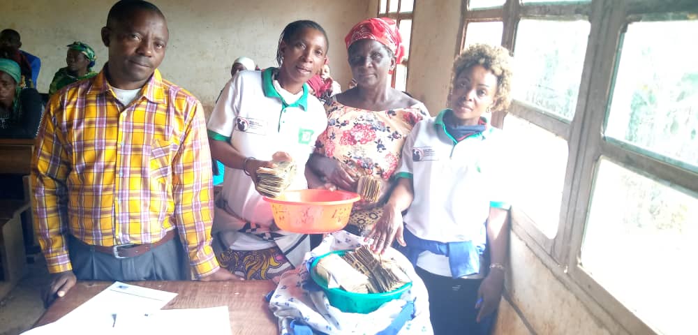 #Inclusion Financière de Femmes au Sud-Kivu.  Notre équipe de terrain à la cité de Kalehe(70km de Bukavu- 126km de Goma) pour faire progresser l’inclusion ﬁnancière des femmes rurales à travers notre programme d'épargne solidaire. <a href="/PNUDRDC/">PNUD RDC</a>, @FemmesLeadeRdc, <a href="/MonahAndriambal/">Monah Andriambalo</a>