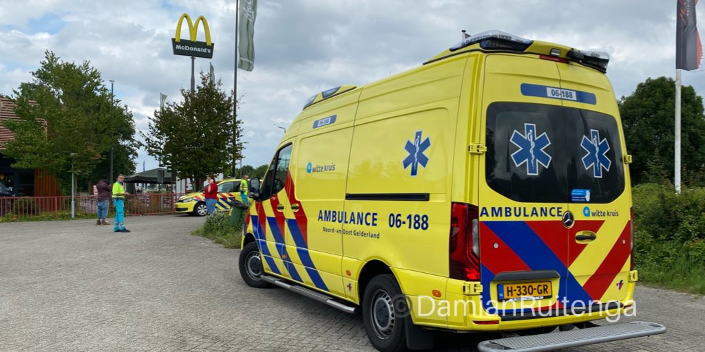 Damianruitenga's tweet image. Het mobiel medisch team landen vanmiddag bij de Afrit van de A28 bij de macdonalds in Ermelo. Dit inverband met het incident in Elburg. Het mmt heeft de arts afgezet waarna de ambulance met spoed verder vertrok naar het ziekenhuis.