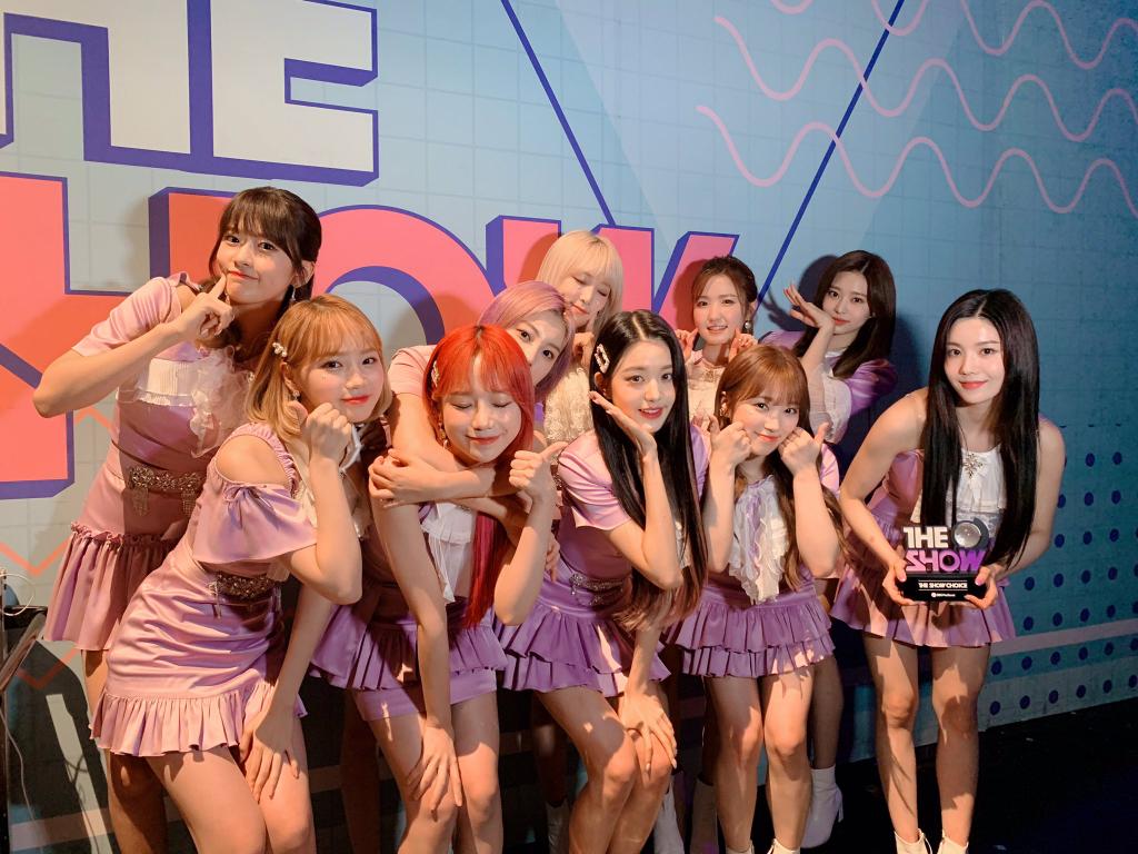 aloveorange's tweet photo. super duper late but still congratulations my twelve sweet talented girls!🏆💜 always so proud, i love you forever. fighting mwah!! #IZONE #SSS7thWin #SecretStoryoftheSwan7thWin @official_izone https://t.co/10NPf4spaG