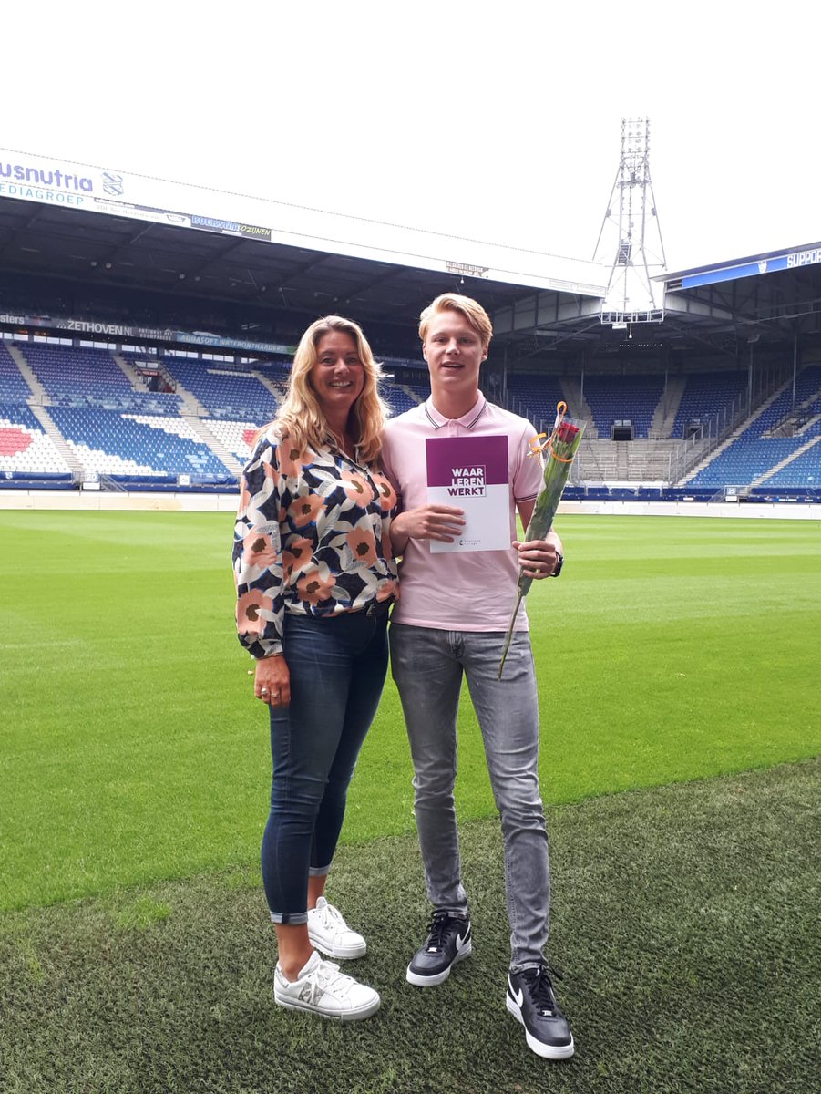 FrieslandColl's tweet photo. Voor aanstaande voetbalcoaches is een stadion natuurlijk een prima plek om je vakdiploma te ontvangen. 

Veertien #studenten van de opleiding tot trainer-coach aan het @CIOSHvnLwdn waren welkom in het stadion van @scHeerenveen om hier hun welverdiende #diploma op te halen. https://t.co/CZx3yzDuxN