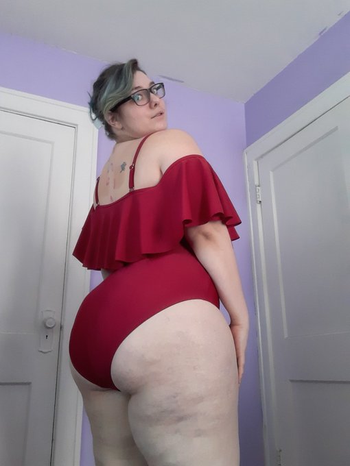 Finally showing off my new bathing suit! I'm so ready for this island trip ☀️🌊🏖️ https://t.co/lui9ag