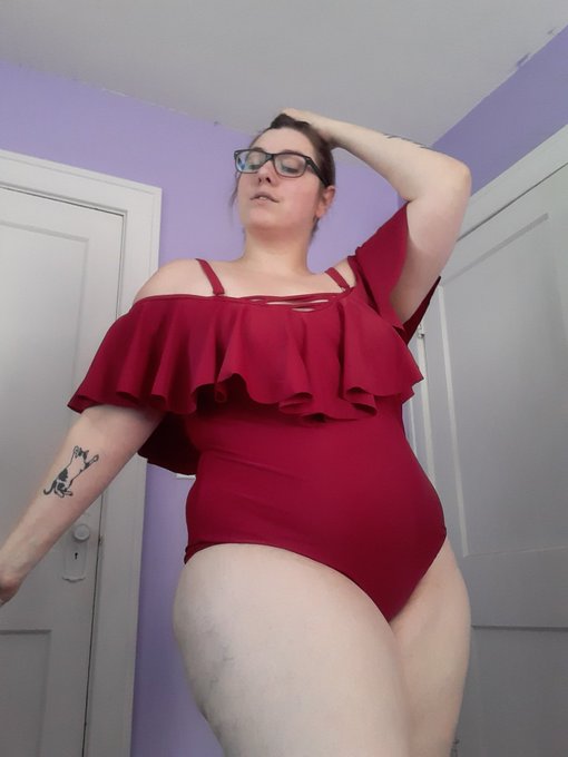 Finally showing off my new bathing suit! I'm so ready for this island trip ☀️🌊🏖️ https://t.co/lui9ag