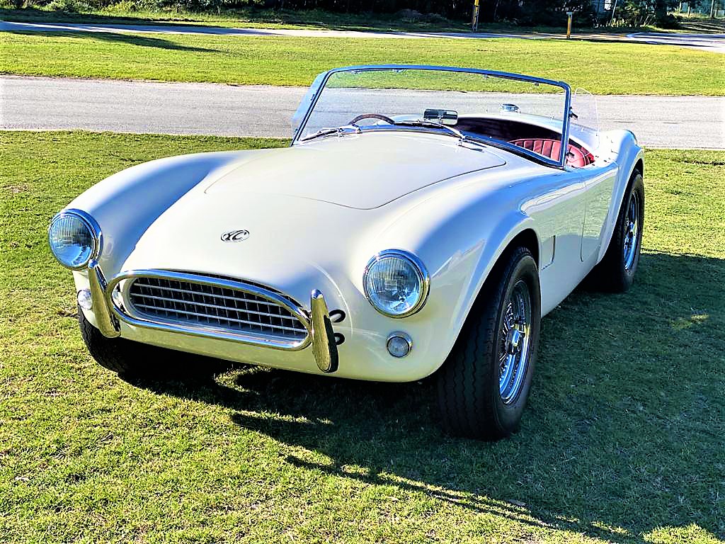 The_JPEmerson's tweet photo. AC Cars has unveiled an all-electric Cobra.
Closely based on the original AC Cobra, A 54-kWh battery pack and 230 kW (312 hp) motor will launch the electric Cobra from 0-62 mph in 6.7 seconds and provide a driving rage of 150 miles.
The electric Cobra will cost $170,000. https://t.co/aHgrRDUDMV