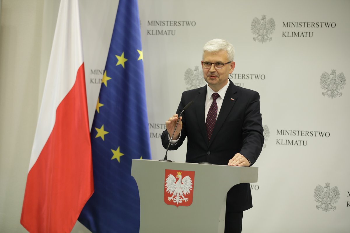 PSEW_PWEA's tweet photo. @MinKlimatu @Ireneusz_Zyska rozpoczynając historyczną konferencję przedstawicieli rządu i przemysłu wiatrowego #SectorDealPL: Czas byśmy nie odwracali się od morza plecami. Bałtyk to nasz wielki skarb. Powinniśmy go wykorzystać do zbudowania pozycji polskiego przemysłu #offshore https://t.co/yFV6U0LF5g