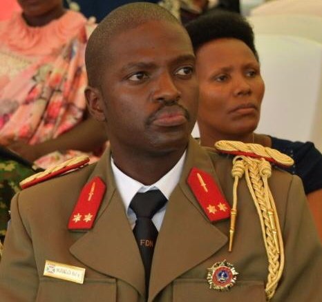 NAWE_bi's tweet photo. Lieutenant Nkurunziza Kelly, fils du feu President Nkurunziza a été décoré par le President de la Republique: Ordre de mérite Patriotique, classe de Chevalier + Une enveloppe de 1.500.000Fbu 
#Burundi https://t.co/eg3V0bNNLS