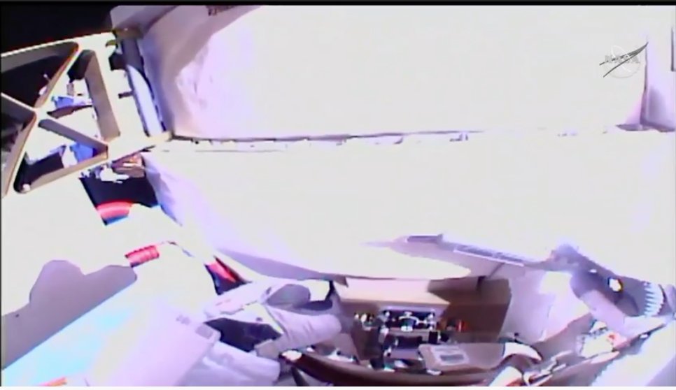 genejm29's tweet photo. #NASA #ISS #EXP63 #EVA229 #EVA66 - Bhenken reporting "no joy" after using the tube puller tool that was used for the AMS-02 repair to help jar the H-Fixture loose. can hear in the background .@Tungsten_Flight asking if having another human over there would help? https://t.co/CxO3BG7gfg