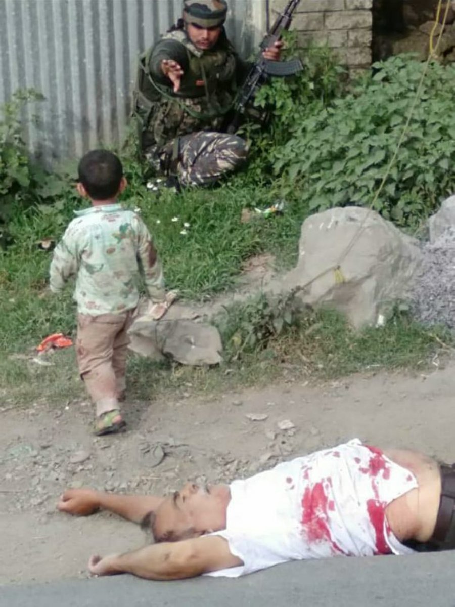 AnkurSharma__'s tweet photo. Pawan Kumar Chaubey, of 179 Bn of @crpfindia in the pic below, which got viral today while saving a 3 yr-old kid during an encounter in #Sopore is CoBRA Commando, after dealing with Naxals, now fighting with Terrorists
Read his profile here ( Exclusive)
https://t.co/8h7xyWDCSq https://t.co/r5MNYU24AC