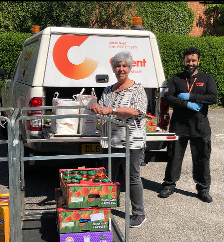 CadentGasLtd's tweet photo. Big-hearted Cadent Birmingham engineers dug deep again to help those most in need during #Covid-19 #lockdown donating two vanloads of food to @TrussellTrust Erdington &amp; @AcornsHospice Black Country Hospice. More 👉https://t.co/CxRzAYgZWZ @birmingham_live @BhamUpdates #WMKindness https://t.co/EwveAvOvxp