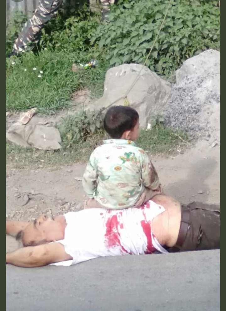 uzmafarooq123's tweet photo. Don't ask him after sm years why he opted gun instead of pen#kashmir bleeds 💔😭 https://t.co/Lw8sghHscS