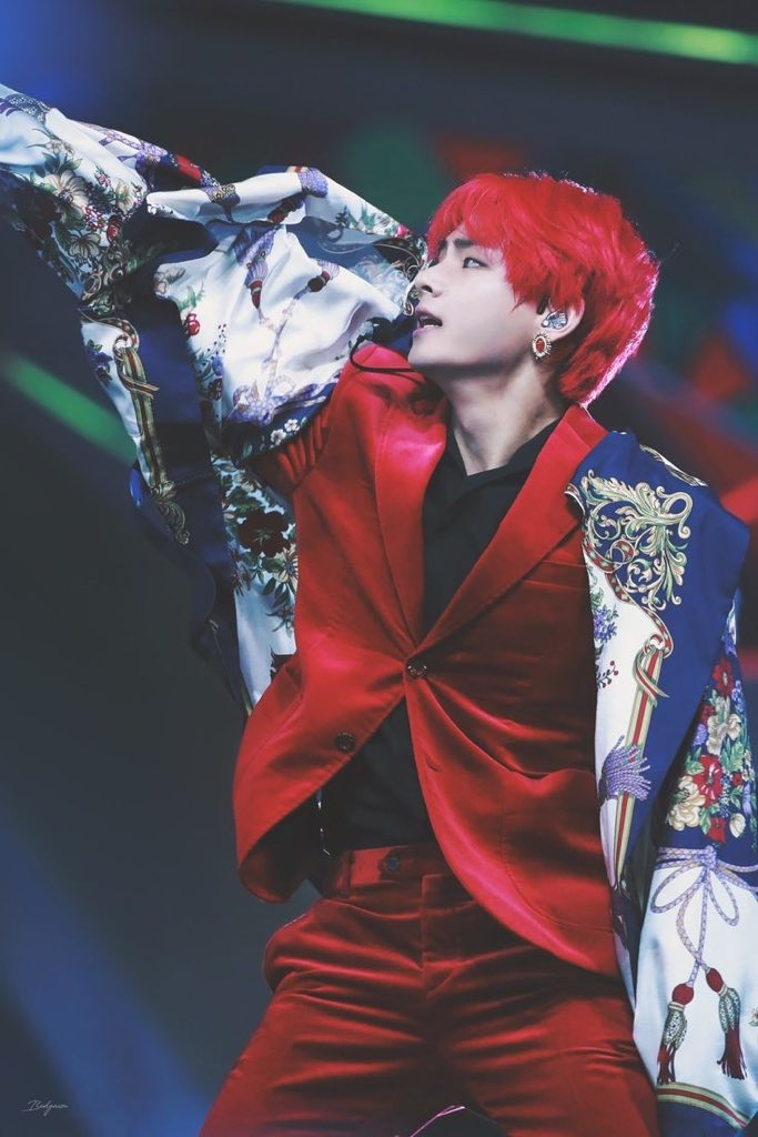 I think it’s a huge reason why they dress Taehyung often in coats - apart from looking fabulous, he knows how to use the clothing as prop to the performance and uses it for storytelling. He knows how to carry his build even if he’s garbed. IDOL and Singularity, for examples: