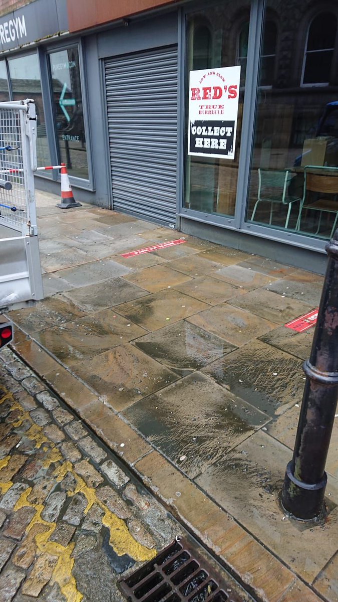 LeedsBID's tweet photo. Another good effort today from @LeedsBIDRangers, who are continuing to keep our city sparkling and welcoming. Here's the before and after shots from today down at @RedsTrueBBQ &amp; @LIVINitaly 👇 

#BacktoLeeds https://t.co/nTWcjiZxvA