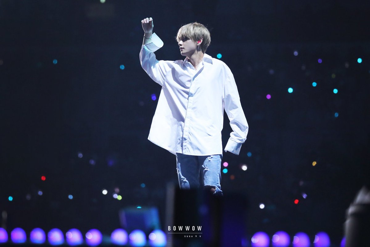 Even when he’s wearing loose shirts -(very easy to look like a box with these types) Taehyung knows how to accentuate his frame with his joints.