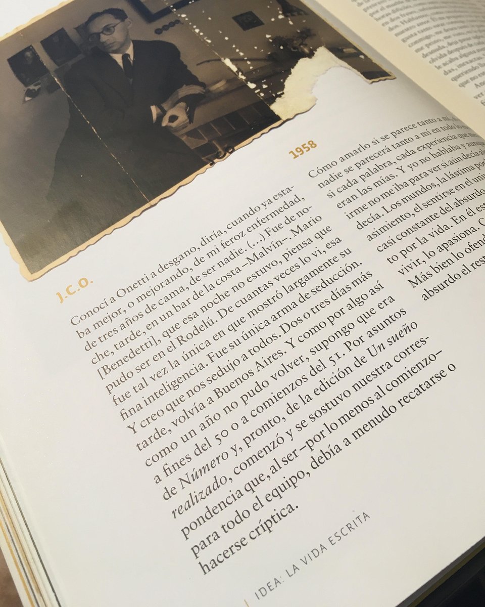 Un día como hoy, pero de 1909, nació el escritor Juan Carlos Onetti. 

La fotog. que compartimos es parte de la col. Idea Vilariño, el propio Onetti se la obsequió en los primeros tiempos de su relación mientras él todavía vivía en Buenos Aires. 

(Libro: I.V: La vida escrita)