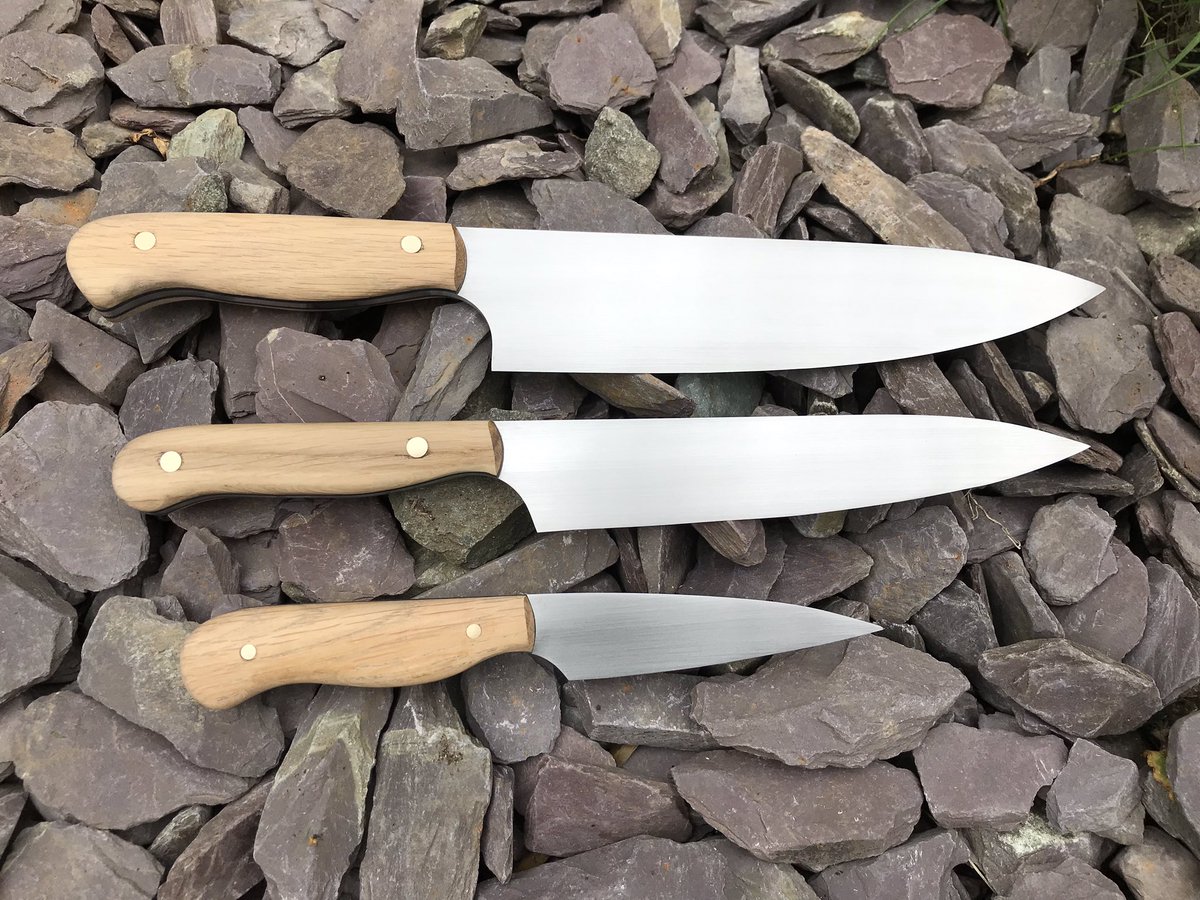 KnivesBrechfa's tweet photo. A beautiful set of 3 in Welsh oak nearly finished. I’ll add my makers mark now and force a patina on to the steel 👌🏻🔪🔥 https://t.co/OD88IlYi8a
