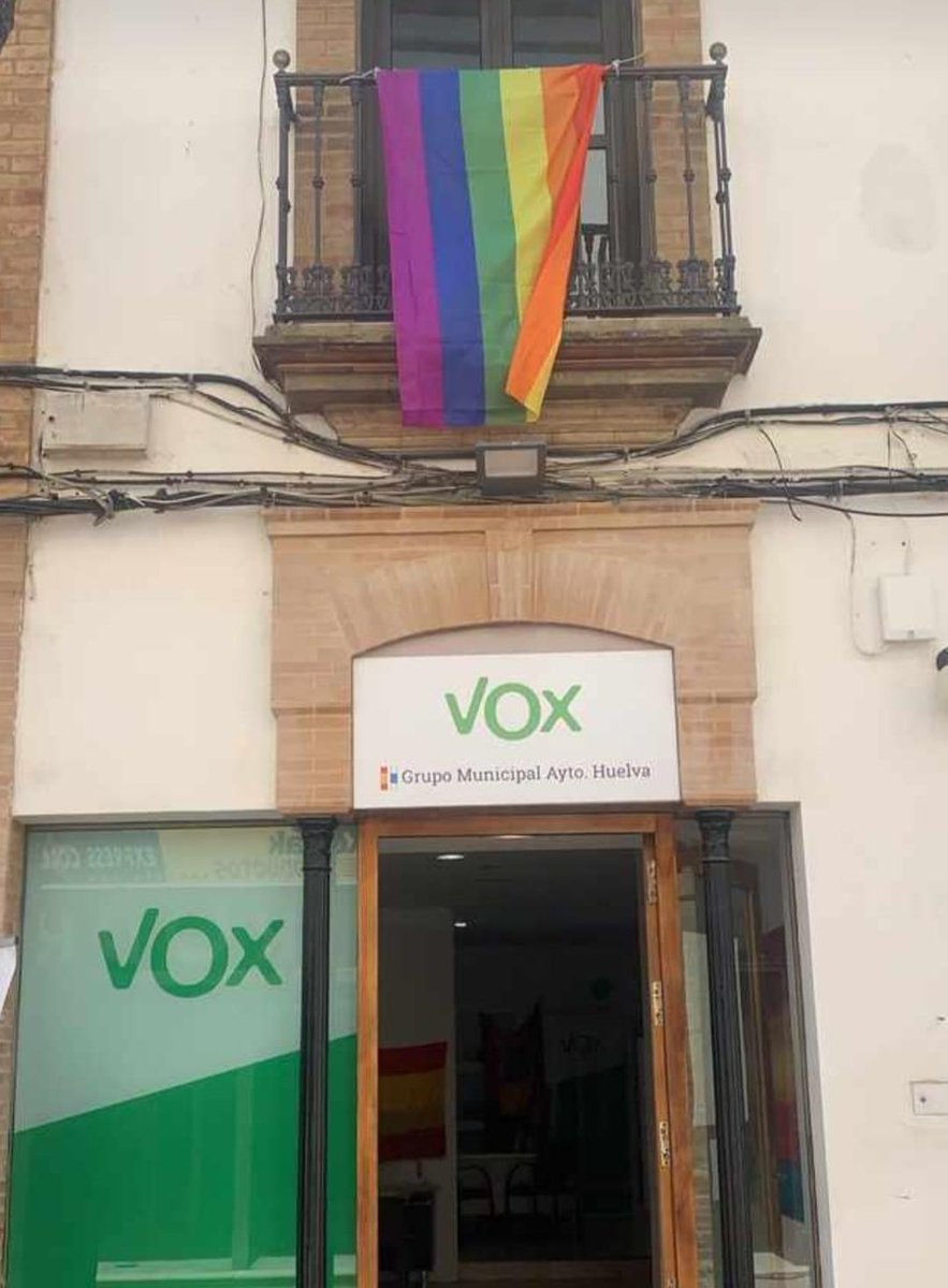 Un aplauso por este vecino de Huelva que ha colgado la bandera del arcoiris en su balcón. Nos hacen quitarla de ayuntamientos, pero de nuestras casas no.

Que bien se ve la bandera junto a la sede de Vox.