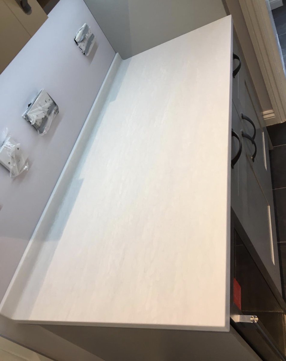 #Worktops: #Hanex Nublado 
✔️Coved upstands 50mm
✔️1.5 acrylic sink bowls 
✔️Drainer grooves 
✔️50mm return on all down stand 

The extra care &amp; detail we give every #fabrication ensures top quality results.
If your #project involves seamless beauty &amp; modern #designs, we can help