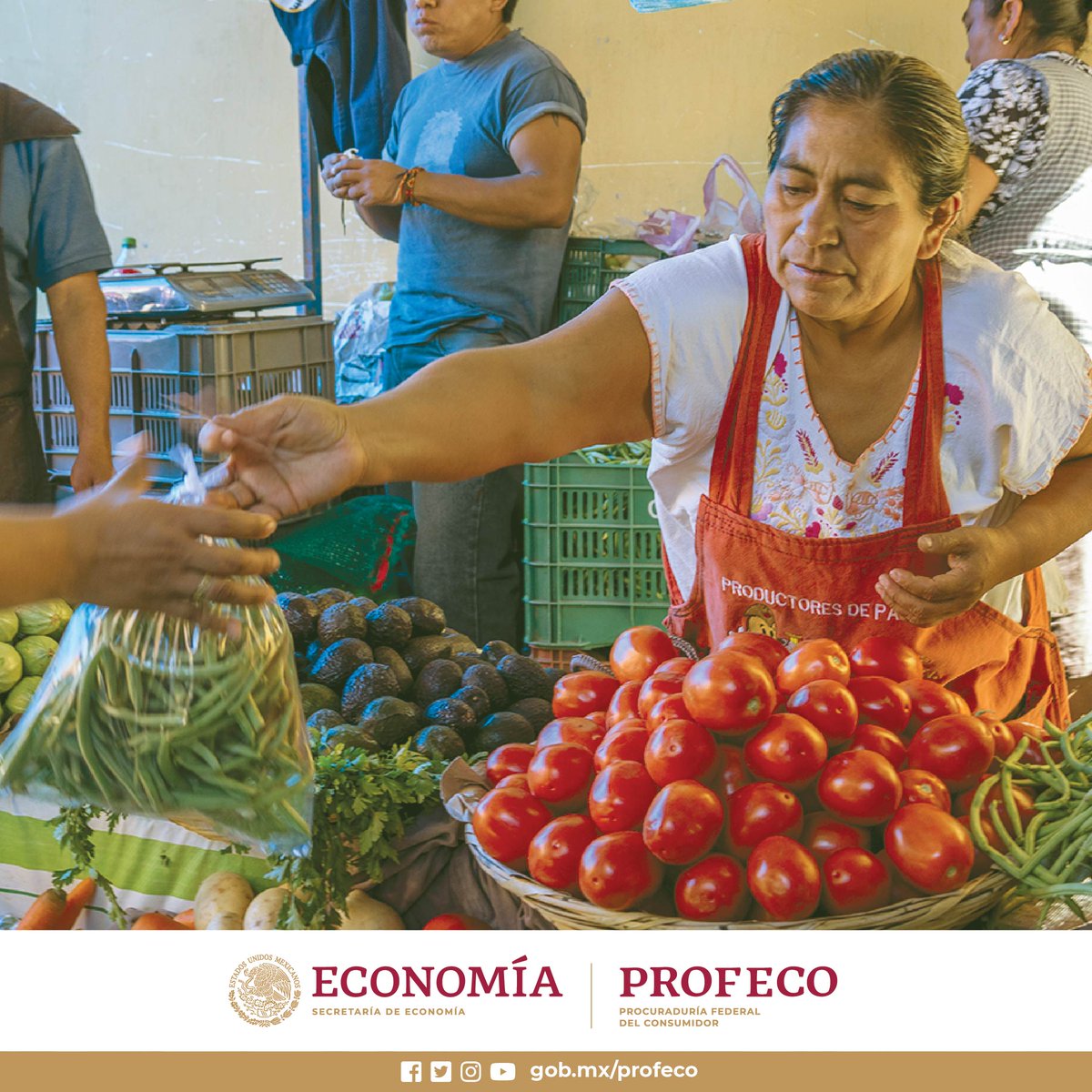 Profeco's tweet photo. Apoyar al comercio de tu localidad promueve beneficios económicos y sociales. 

¡#ConsumeLocal, respalda a tu barrio! https://t.co/pbBsnGgZDU