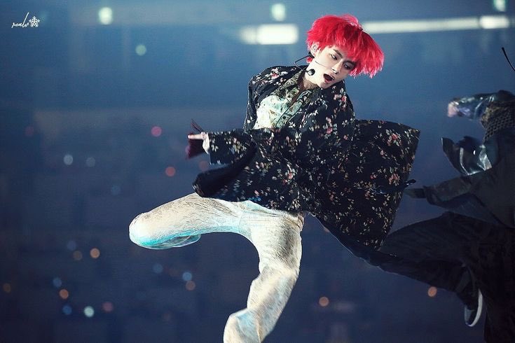 What is Art? Look at him go! Even when Taehyung’s on using a different space and level, his ridiculous amount of control over his shapes as well as his clothes are on point. 