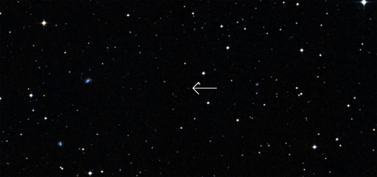3/ Here’s an image of the quasar. It’s literally the most luminous galaxy ever seen, but so far away it’s a barely visible dot in this shot. How luminous? It blasts out the equivalent of ONE QUADRILLION times the Sun’s energy. That’s roughly 1000x our entire galaxy’s output.
