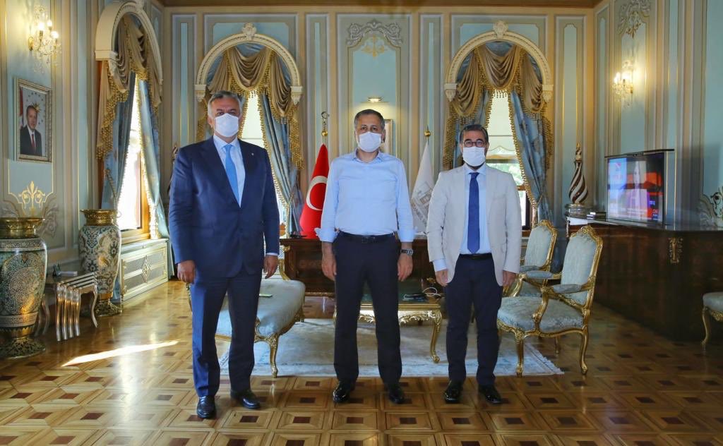 Yönetim Kurulu Başkanımız Serhat Özeren ve Kurumsal İletişim Direktörümüz Turgay Türker, İstanbul Valisi Sayın Ali Yerlikaya’yı makamında ziyaret etti. Vali Yerlikaya, sağlık ve güvenlik güçlerinin çocuklarına sağlanan %50 burs desteği için Doğa Ailesi’ne teşekkür etti.<a href="/serozeren/">Serhat Özeren</a>