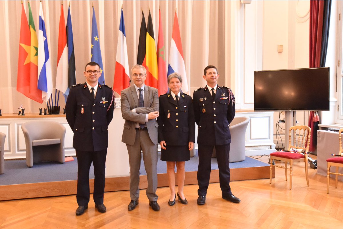🎓Présent lors de la cérémonie de remise des prix, le directeur général a tenu à féliciter le pharmacien colonel A. Roul, au colonel hors classe B. Vidot et au colonel N. Marillet, diplômés de la 10e promotion des auditeurs du Centre des Hautes Études du ministère de l'Intérieur.