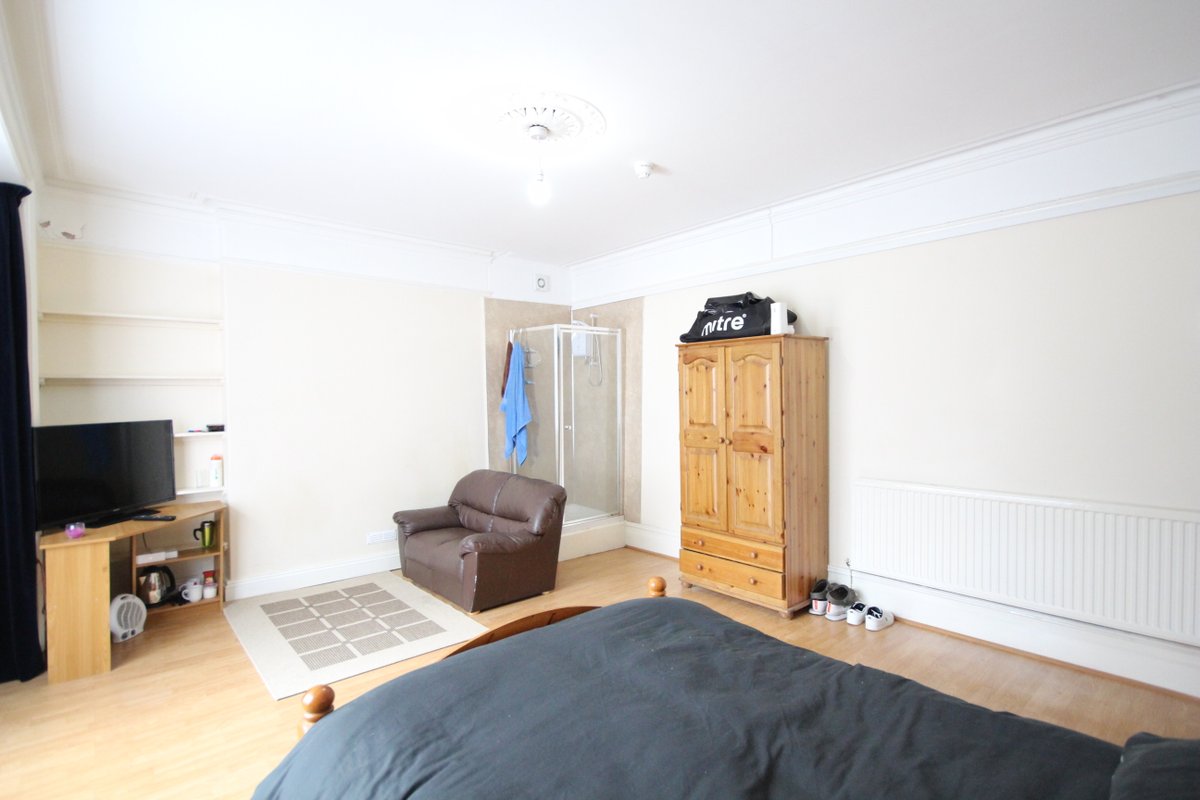1stoplettings's tweet photo. How would you like to have your own shower in your room? 

An enormous room to rent in a Shared house available now. 

#Aberystwyth https://t.co/Dd5w1XTBMh