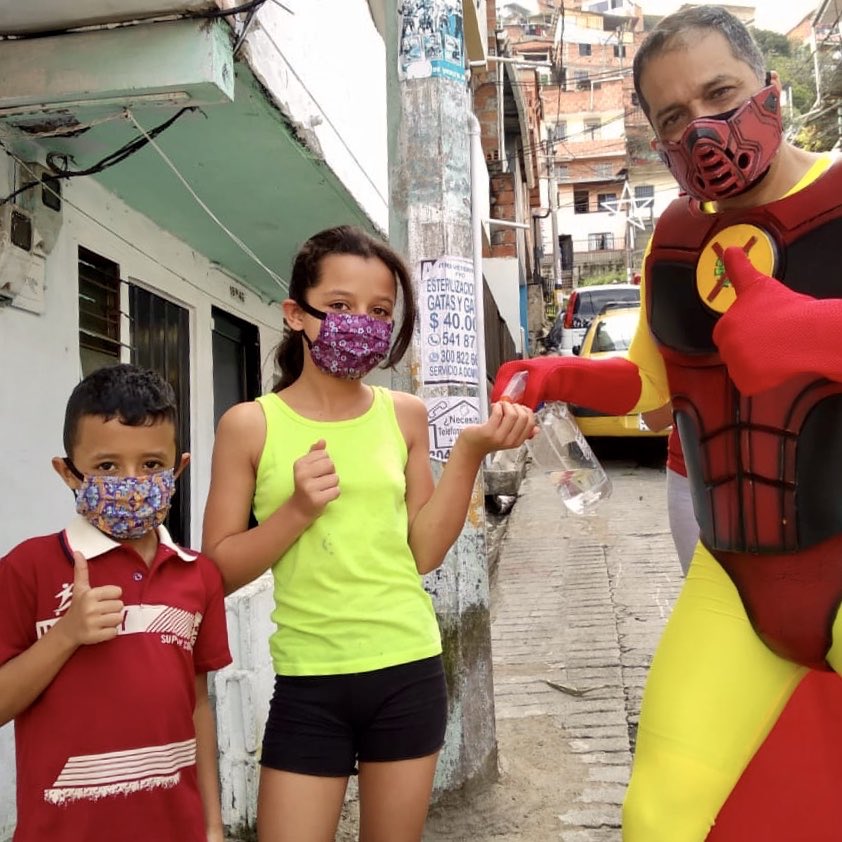 tototraveler's tweet photo. #yocuidoamedellín hoy desde Comuna 8, reforzando las medidas de prevención de contagio a través de acciones de cultura Ciudadana y entregando la donación de tapabocas de @Estampamos #NosMueveLaCultura https://t.co/jX8PrDSfIN