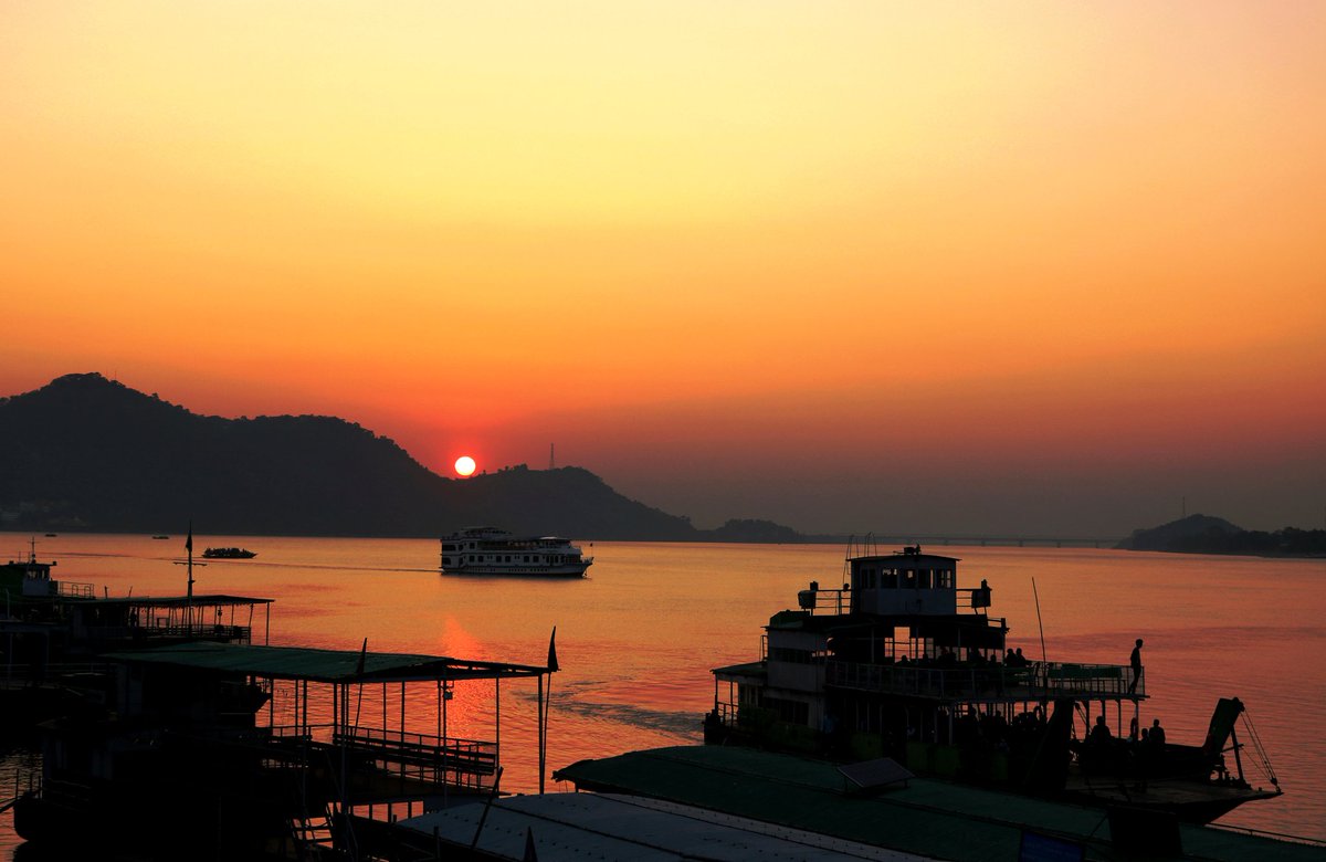 Would u believe if I told u that this is Guwahati. .  #sunofnortheast #sunrise  #sunsetphotography  #goldenhour #nature  #NaturePhotography #natgeotravel  #natgeoyourshot  #assam  #Guwahati  #everydayNEIndia